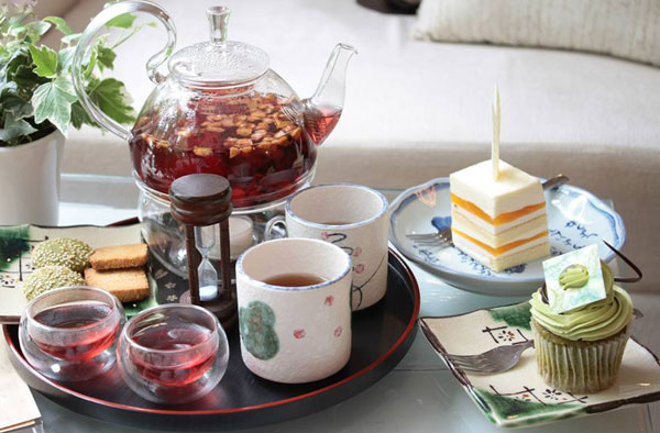 thưởng thức trà bánh