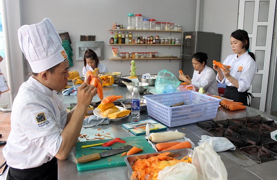 học viên thực hành cắt tỉa cà rốt