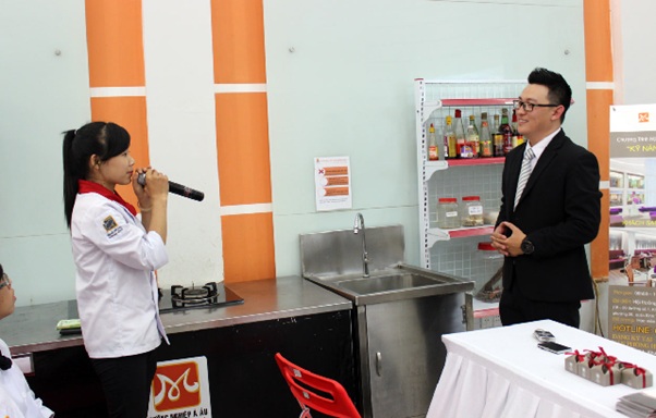 học viên trao đổi cùng nhà tuyển dụng