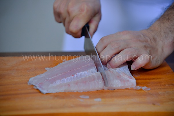 thái thịt cá và cắt khúc vừa ăn
