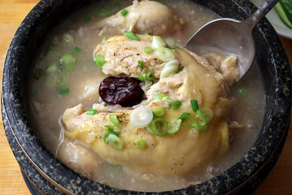 ga tan sam han quoc Cách nấu gà hầm sâm Hàn Quốc vô cùng bổ dưỡng