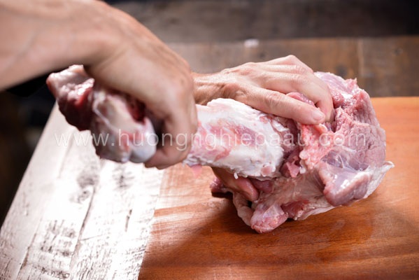 cuộn phần thịt đã lạng ra khỏi xương