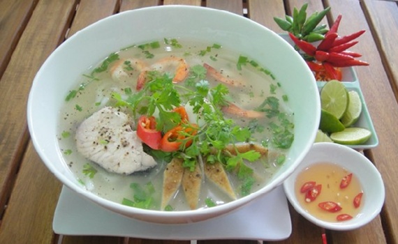 banh-canh-cha-ca-mien-trung.jpg