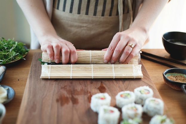 dung thanh tre cuon sushi Sushi và cách chế biến cực đơn giản tại nhà