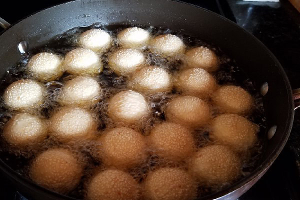 Bánh cam phải chiên ngập dầu