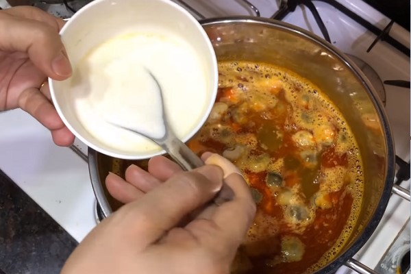 Cho bột năng pha loãng vào nước