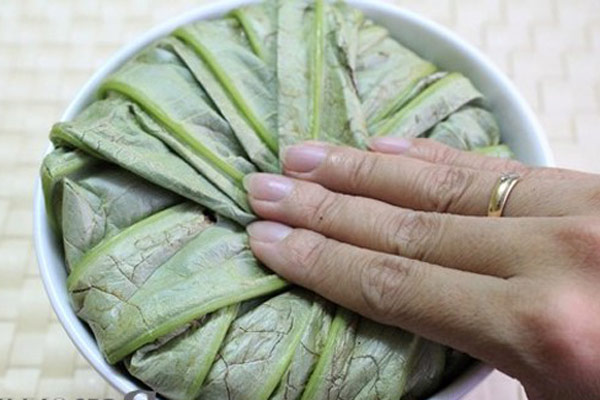 Cách gói cơm gà bằng lá sen