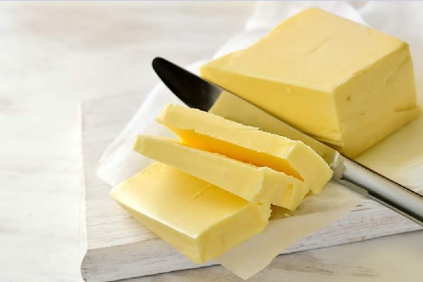 Cắt bơ thành những phần nhỏ