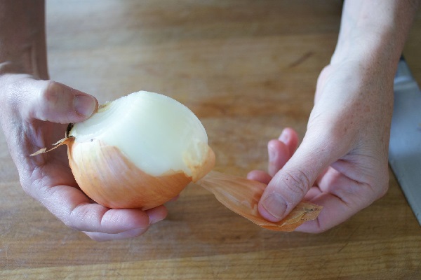 Cắt hành tây