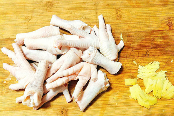 Cắt nhỏ chân gà