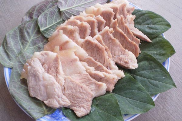 cắt thịt thành những miếng mỏng