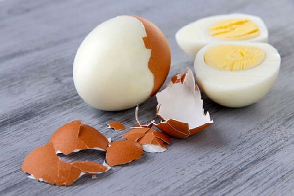 cắt trứng thành từng miếng