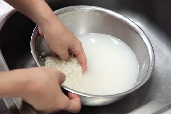 Chỉ rửa gạo nhẹ nhàng