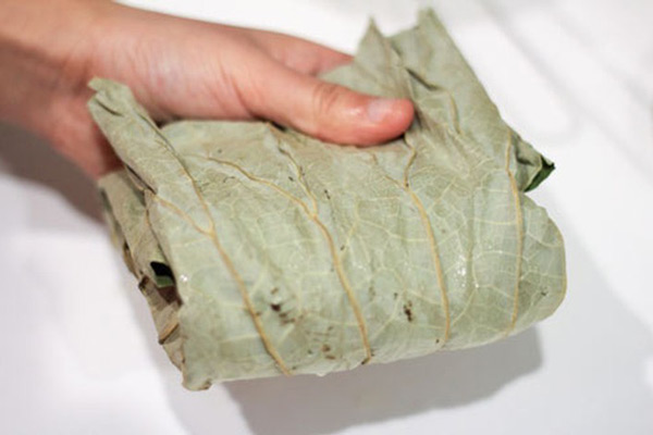 Gói xôi gọn trong lá sen