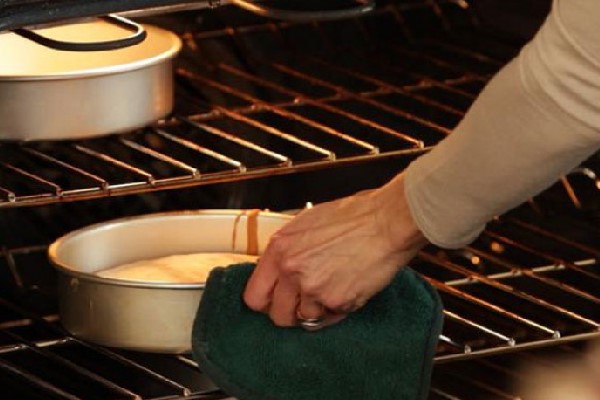 Kiểm tra bánh trước khi lấy ra