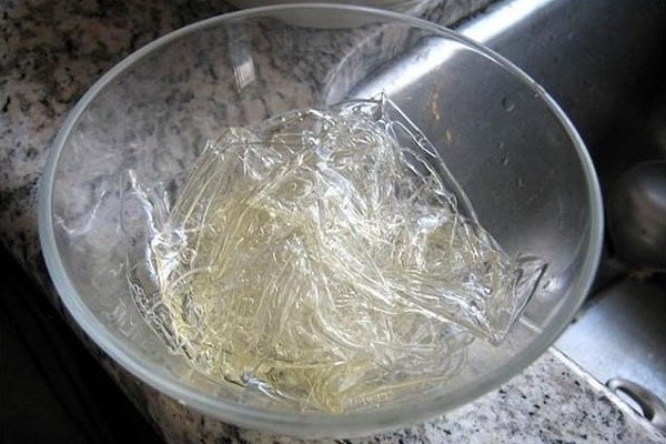 Lá gelatin ngâm trong nướ