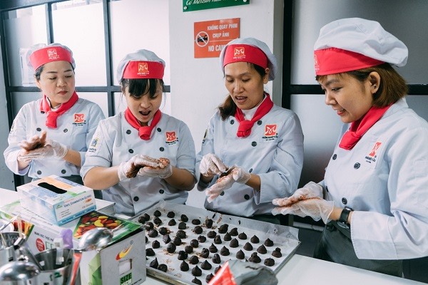 Làm bánh vừa bổ ích vừa vui