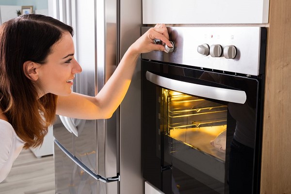 Làm nóng lò trước khi cho bánh