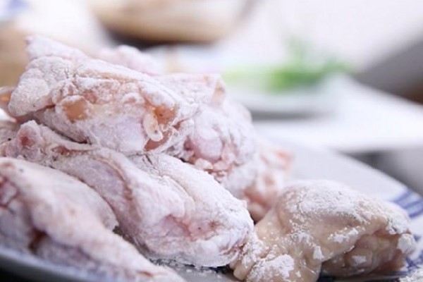 Lăn cánh gà sơ qua bột năng