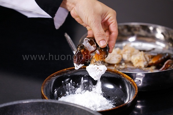 Lăn cua qua bột chiên giòn