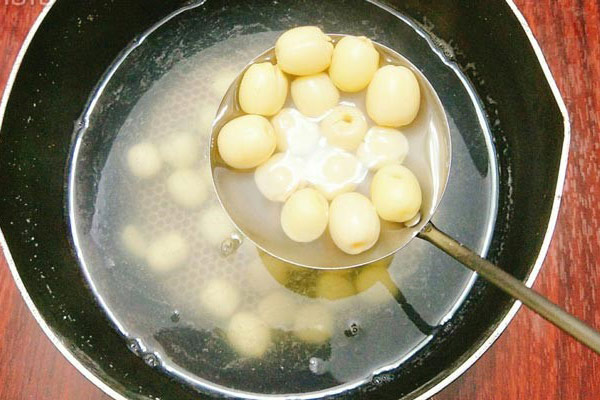 Luộc hạt sen chín mềm