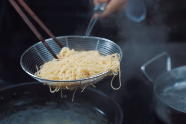 Luộc mì trứng