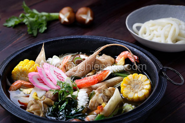 Mì udon kèm nước dùng