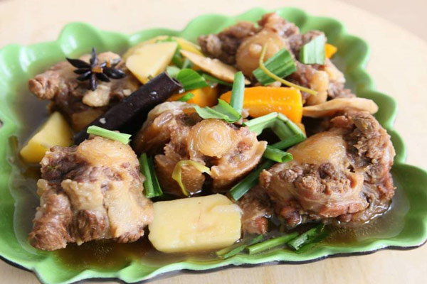 món đuôi bò hầm bia