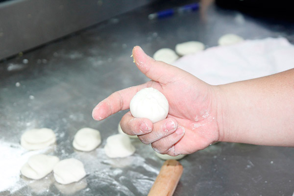 Nặn bánh bao