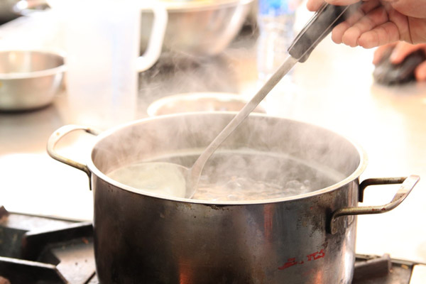 Nấu nước dùng hủ tiếu mực