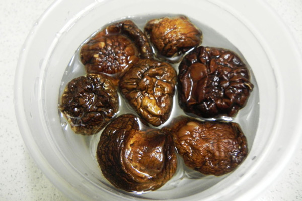 Ngâm nấm trước với nước