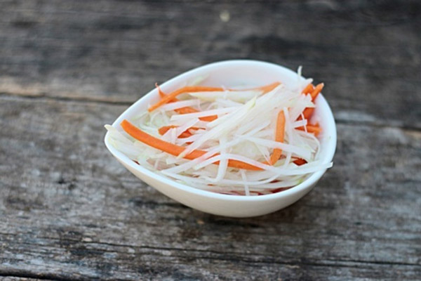 Sơ chế cà rốt, đu đủ