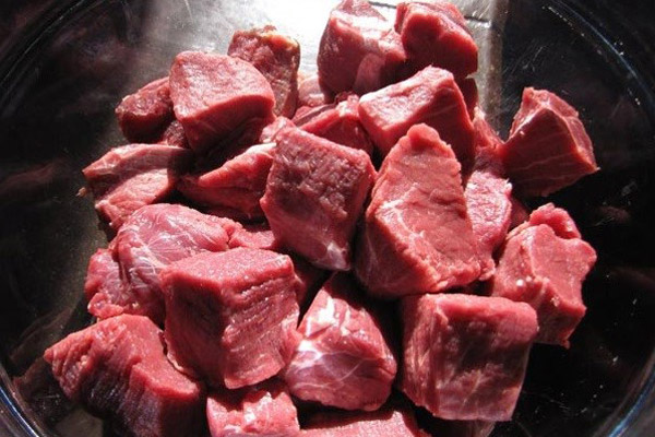 Thịt bò cắt khối vuông