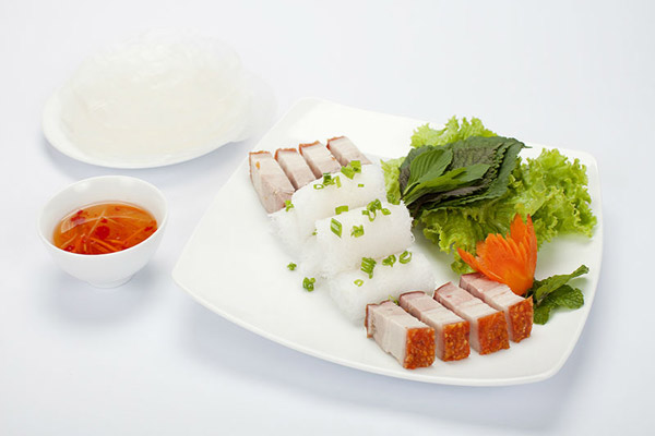 Thịt heo quay ăn cùng bánh hỏi 