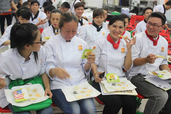 Thưởng thức món ăn trong buổi trainning