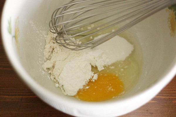 Trộn bột làm bánh Crepe