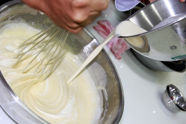 Trộn bột làm bánh cupcakes