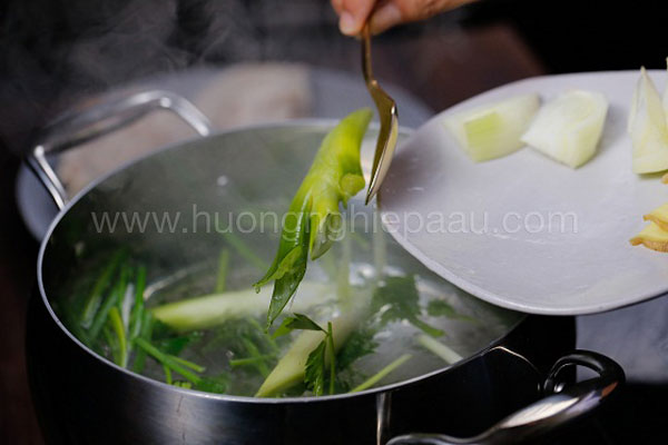 Trụng nguyên liệu nấu hủ tiếu