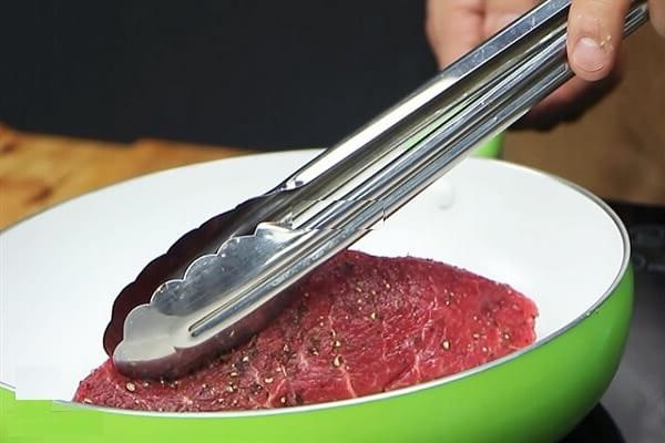 Ướp thịt bò bằng tiêu xay