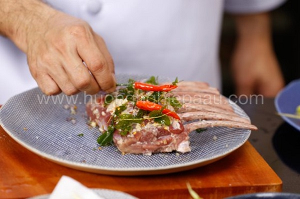 ướp thịt dê với gia vị
