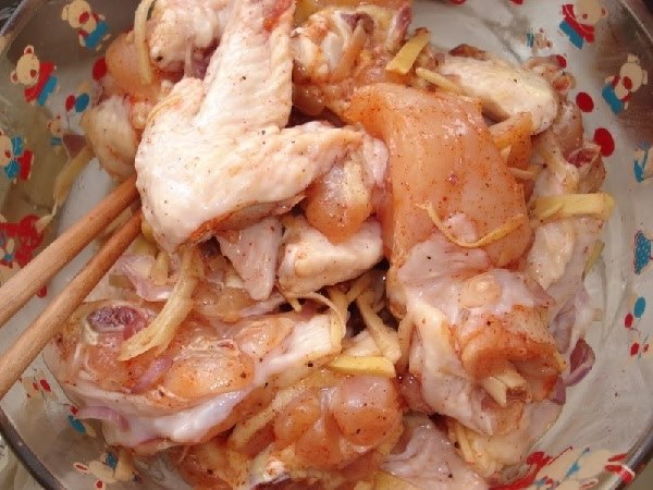 Ướp thịt gà cho thấm vị