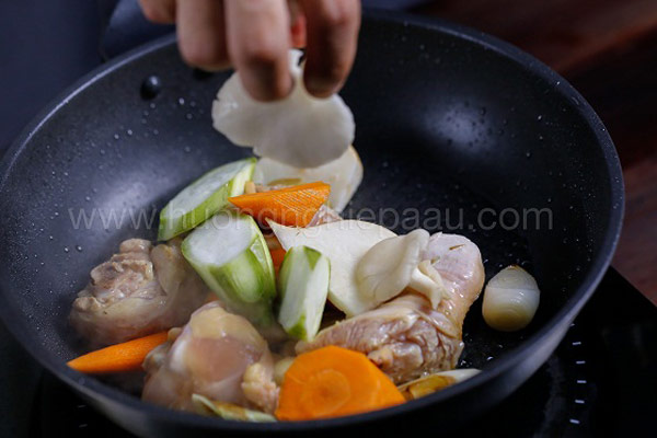 Xào nguyên liệu