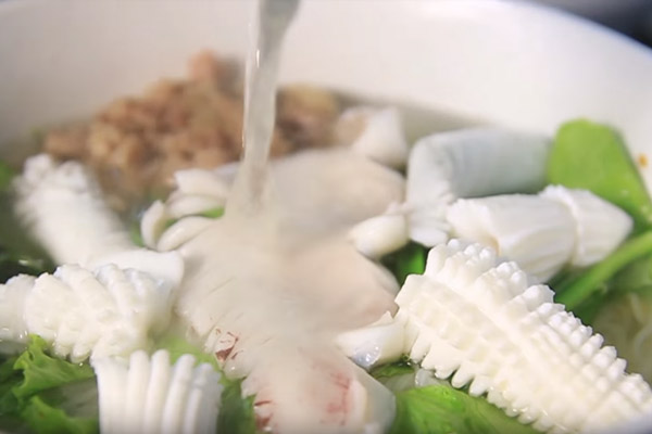 Xếp các nguyên liệu vào tô