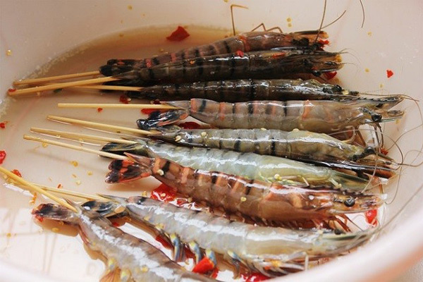 Xiên tre qua từng con tôm