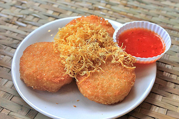 Xôi chiên phồng có màu vàng