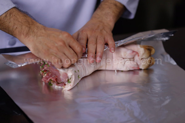 Hấp chân giò với giấy bạc