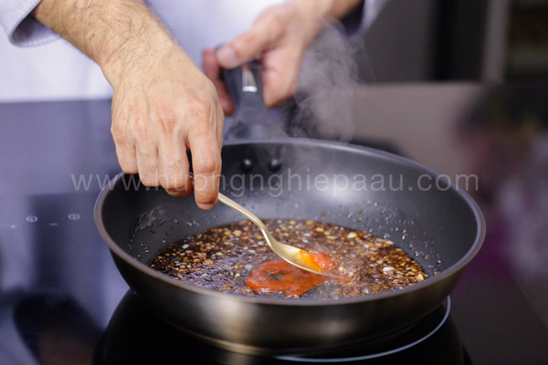Làm nước sốt chân giò heo chiên giòn