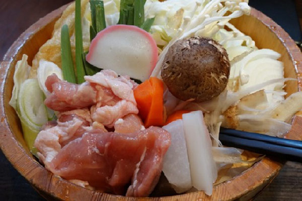 Sơ chế nguyên liệu cho món lẩu Sumo