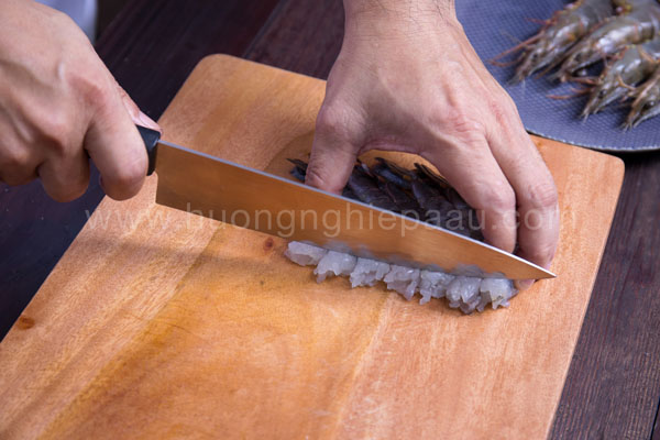 cắt đều dầu tôm sau khi rút chỉ đen