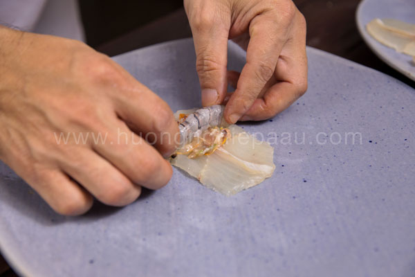 cuộn tôm và các nguyên liệu bằng phi lê cá